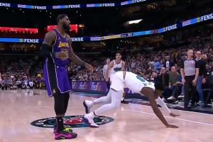 🤣碰瓷老同志！JJJ假摔骗到老詹犯规 湖人挑战成功！