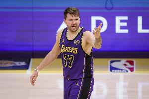 东契奇火力全开半场轰31分！王猛：哭完之后揍你揍得更狠！