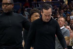 下班了~不满裁判判罚😡骑士主帅阿特金森连吃两T被驱逐出场