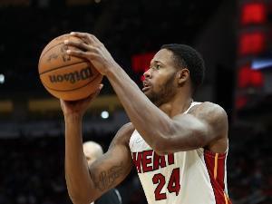 奇兵难救主！海史密斯替补27分钟 三分6中5贡献17分2篮板