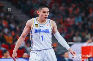 孔德昕：陈盈骏末节3记三分&连场20+ 季后赛本土一控没毛病吧