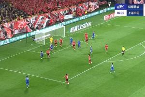 差点进了！申花任意球开入禁区，路易斯头球攻门中柱