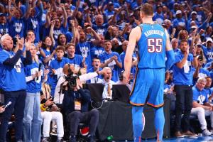 想过哈滕能年薪3000万吗？周琦：没想过 看到他打的这么好很高兴