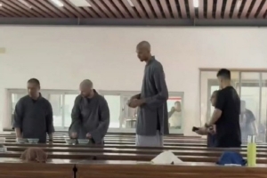 😂要出家吗？文班亚马参观少林寺&用斋饭 貌似还剃了光头