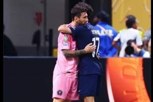 如果再见不能红着眼！巴黎官推赛后晒梅西和维蒂尼亚拥抱照