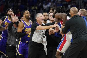 大将军：A史密斯得报仇 建议在湖人打活塞时偷袭然后交给斯图尔特