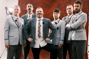 重聚！小猪社媒晒曼联名宿合照，费迪南德踮脚😂