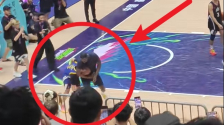 程鑫凯穿着普尔球衣被追梦直接掀翻在地！随后又上演锁喉戏码！