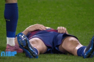 伤了？费尔明赛后躺在地上，捂着腹股沟部位痛苦不已
