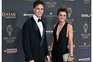 尤文晒伊尔迪兹、吉雷利出席金球奖合照：🔟⚪️⚫️🔟