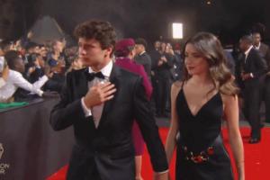 太养眼了！内维斯携女友现身金球奖红毯