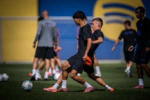 记者：巴萨17岁小将德罗已经康复，回归球队合练