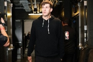 湖人入场穿搭：里夫斯全黑运动装气场拉满 艾顿&范德彪酷炫墨镜