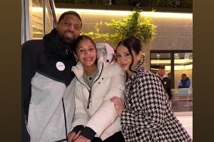 没打比赛的日子都在享受生活！乔治一家在纽约为女儿娜塔莎庆生！