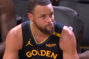 被火箭拖入抢七大战，库里在场边显得十分沮丧无奈！