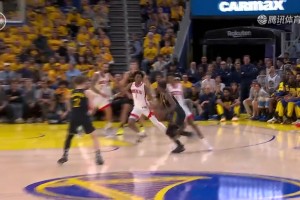 各种神仙球都来啊！吉米-巴特勒最后一秒随手一丢打进压哨球😮