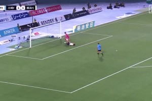 年度最离谱乌龙预定？川崎前锋吊射中框，横滨FC外援解围踢疵