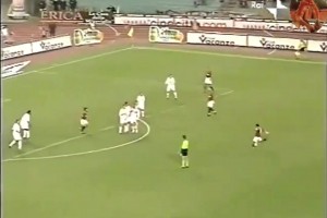 一代传奇！03年意杯决赛，托蒂两回合轰进3粒超远任意球！