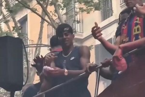 庆祝饿了！巴萨球迷们给球员们投喂汉堡😅