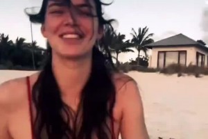 难怪布克们会着迷啊！詹娜穿着比基尼在海边玩耍 这身材太顶了！