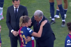 巴萨女足梦碎欧冠决赛后，拉波尔塔泪流满面拥抱女足球员们🥲