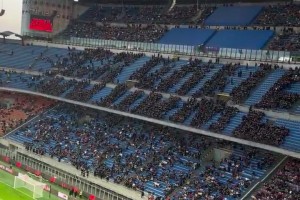 球迷发出巨大嘘声！米兰南看台组成Go Home(回家)的形状！