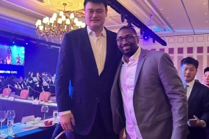 阿泰斯特晒与姚明合照：这是我最喜欢的队友 姚！！😎😎😎