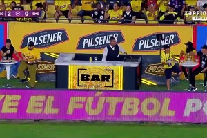 南美还是会玩啊😂！球场旁不仅有VAR，还有BAR