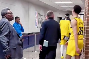 安静的可怕！在G2输掉比赛后步行者球员一言不发返回更衣室