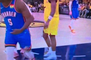 不满判罚？！马瑟林死球时从背后给多特来了一下，后者踉跄了