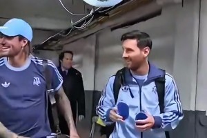 梅西收到球迷亲自做的护腿板，然后向德保罗炫耀😆