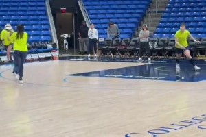 小宝已正在参加了她的第一次达拉斯飞翼队训练！！