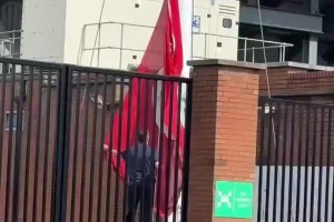 R.I.P！利物浦为若塔降半旗哀悼，球迷在场外送上鲜花😭