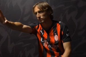 魔笛加盟米兰的一天是怎么度过的？换上这身球衣咱有点不适应😅