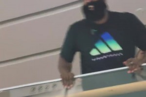 哈登面对热情的中国球迷狂送飞吻，还差点从二楼跳下来了😍😍