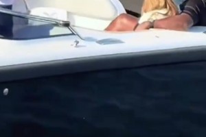 篮球之神迈克尔·乔丹乘坐小艇出海游玩